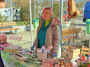 Stand mit Standbetreuung zum Ostereiner bemalen.