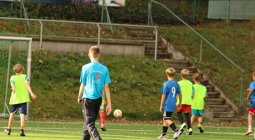 Fußballspielende Kinder / Jugendliche von hinten.