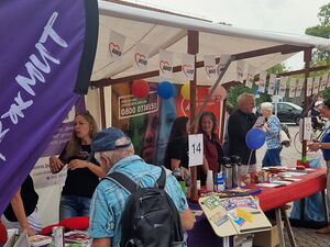 Zwei gut besuchte Stände auf einem Plar. Menschen informieren sich an den Ständen AWO Büro Kindermut und der Ehrenamtsagentur.