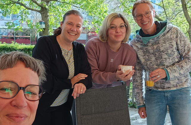 Selfie: Vier Frauen lachen fröhlich in die Kamera.