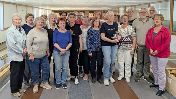 Gruppenbild in einer Kegelhalle. 17 Personen.
