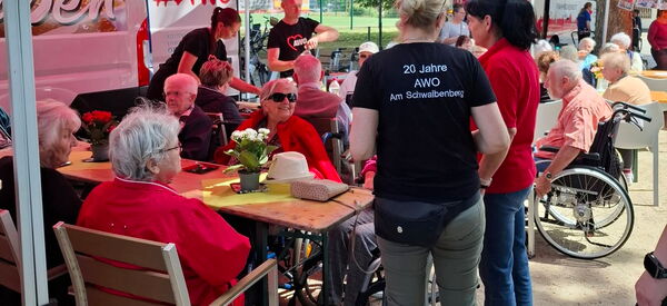 Roter AWO-Pavillon unter dem Senioren sitzen.