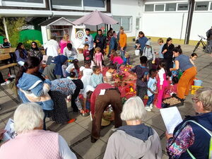 Im Vordergrund der Chor von hinten. Davor viele Kinder.