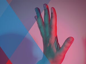 Erhobene Hand vor einem farblich gestalteten Hintergrund mit überlappenden geometrischen Flächen in Blau-, Violett- und Rosatönen.