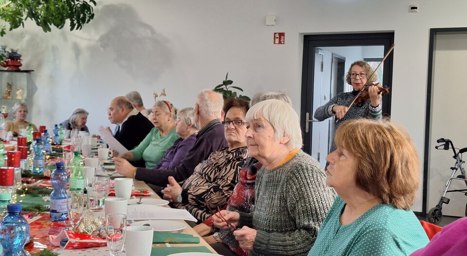 Geigenmusik und Weihnachtsstolle