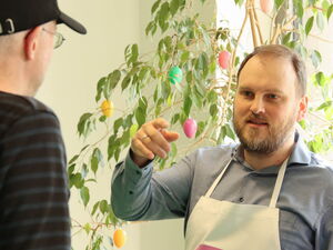 Mann im hellblauen Hemd darüber weiße Schürze wird vom rbb interviewt.