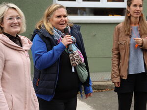 Jane Baneth, Vorständin von der Potsdamer Arbeiterwohlfahrt und Janny Flaccus von der Stiftung JOB halten Mikrofone in der Hand und sprechen zu den Protestierenden.
