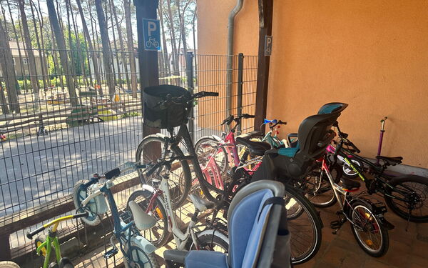 Fahrrad-Parkplatz. Kinderräder und Erwachsenen Fahrräder in Fahrradständern.