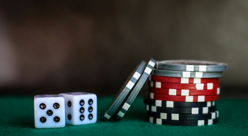 Symbolbild Spielsucht: Würfel und Pokerchips.
