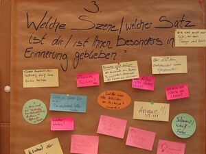 Flipchart-Tafel. Text: Welche Szene / welcher Satz ist Dir / ist Ihnen besonders in Erinnerung geblieben? verschiedenfarbige Moderationskarten mit Notizen sind unter die Frage geheftet.