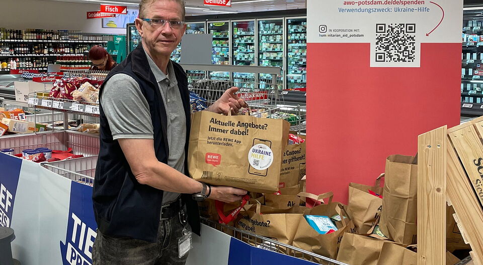 Tüten mit Lebensmitteln für die AWO Ukraine-Hilfe