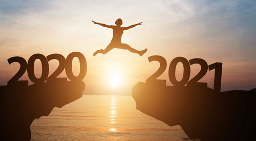 Sonnenuntergang. Meer. Zwei Felsen, dazwischen die Sonne. Auf dem Felsvorsprung links eine große 2020. Auf dem Felsvorsprung rechts eine große 2021. Ein Mensch im Sprung direkt über der Sonne. Der Sprung ins neue Jahr 2021