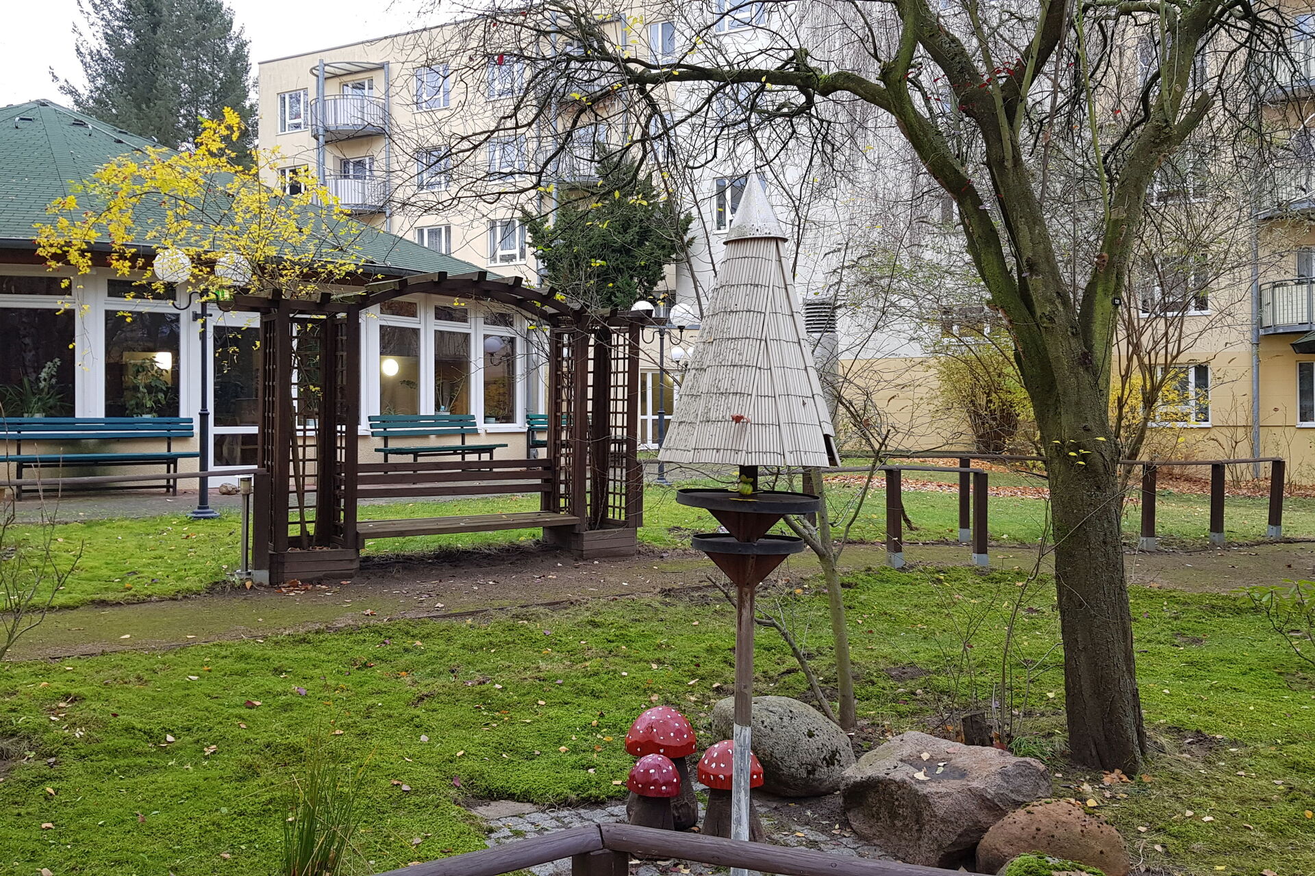 Kleiner Park mit Häusern im Hintergrund.