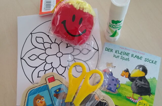 Bastelmaterial, Schere, Prittstift, Mandala zum Ausmalen, Kleines Buch: Der Kleine Rabe Socke hat Spaß, ein kleiner bunter Kreisel