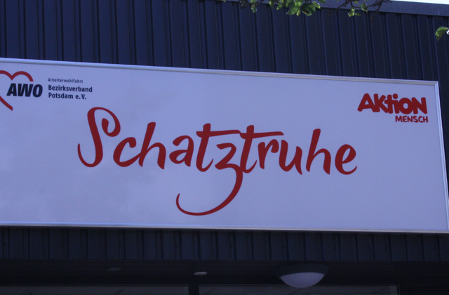 Foto von einem Schild der AWO Schatztruhe