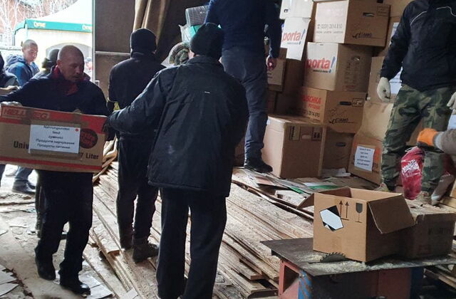 Männer verladen Spendenkartons