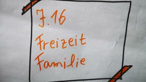 Eine Aufschrift auf einer von Kindern gestalteten Wandtafel