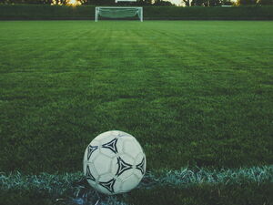 Ein Ball liegt auf einem Fußballfeld