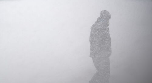 Menschliche Silhouette im Schneesturm.