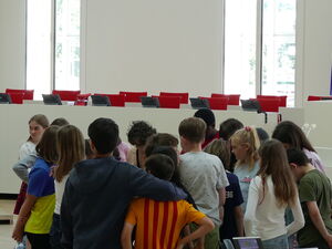 Kinder bilden einen engen Kreis in der Mitte des Plenarsaals.
