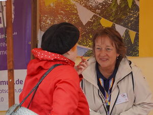 Am AWO erleben Stand, zwei Frauen im Gespräch.