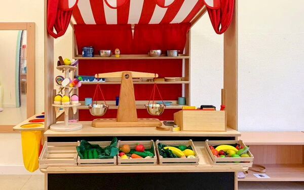 Ein Spielzeug-Einkaufsladen aus Holz.