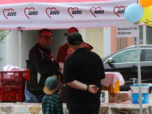 Bratwurst Stand. Ein Mann mit keinem Jungen stehen davor.