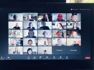Bildschirm während eine Zoom Konferenz mit vielen Gesichtern