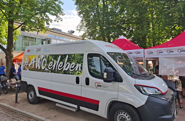 AWO Transporter vor einem Fest mit AWO Pavillons.