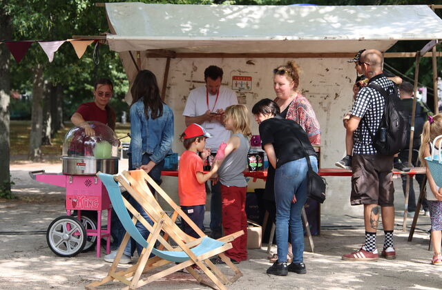 Zuckerwattestand. Kinder und Erwachsene stehen davor.