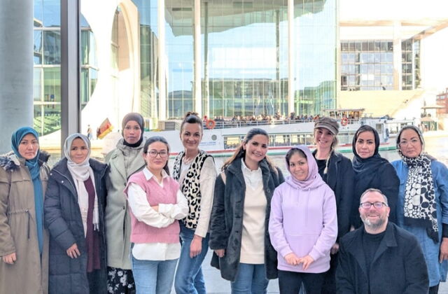 ein Gruppenbild von Frauen aus Afghanistan, Somalia und Deutschland mit einem Mitarbeiter von der Partei "Die Linke"