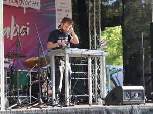 DJ auf der Bühne.