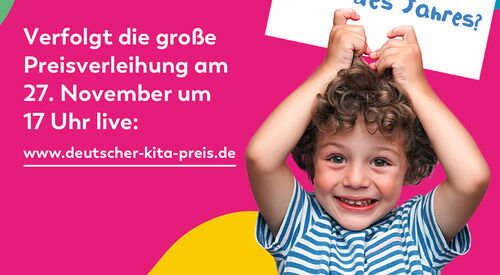 Bunter Hintergrund: Kleiner Junge grinst frech und hält Schild über dem Kopf. Darauf steht: "Werden wir Kita des Jahres?"