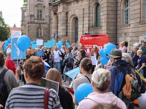 Protest. Viele Menschen vor dem Potsdamer Rathaus. Viele mit blauen Luftballons vom SEKIZ und viele recken ihre Protest Schilder nach oben.