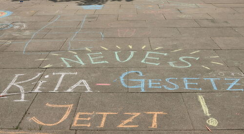 Hier sehen sie kreide-bemalte Pflastersteine