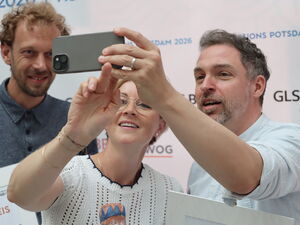 Die Preisträger des Potsdamer 15. Klimapreises bei einem Versuch, ein Selfie zu machen