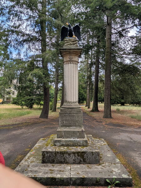 Denkmal: Säule mit einem Adler auf der Spitze.