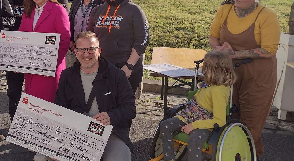 Große Spende auf Stadtfest für unser AWO Büro KINDER(ar)MUT