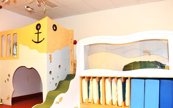 Spielzimmer. Kita Themenmöbel, Fische, Seepferdchen, Anker, Bullauge Unterwasserwelt Spielehaus, mit Matten , Matratzen - Aufbewahrung und zum hoch klettern.