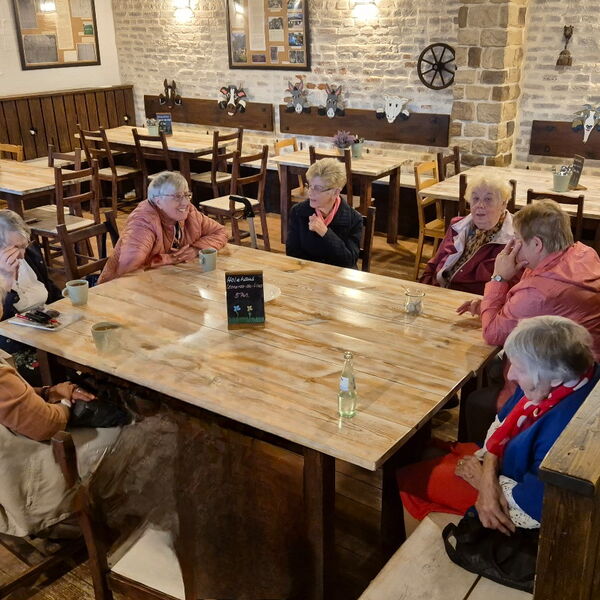Sonst leeres Restaurant, ein Tisch mit 7 Frauen besetzt, Getränke auf dem Tisch.