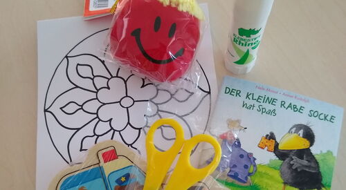 Bastelmaterial, Schere, Prittstift, Mandala zum Ausmalen, Kleines Buch: Der Kleine Rabe Socke hat Spaß, ein kleiner bunter Kreisel
