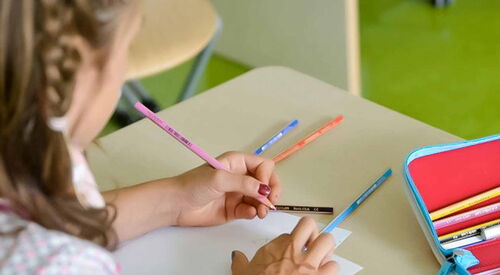 AWO Zeitung, Ein Mädchen spielt mit Bleistiften