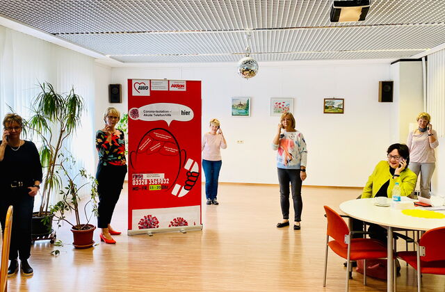 mehrere Personen in einem Raum