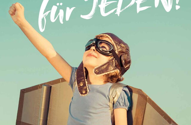 Kultur für Jeden Plakat am 13.09.2020. Kind mit Fliegermütze und Fliegerbrille mit gebauten Tragflächen streckt die Faust zum Himmel.