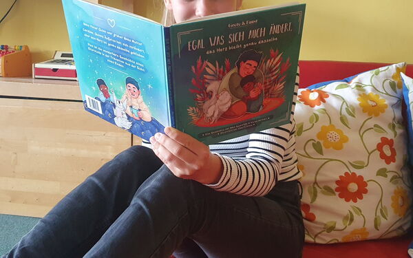 Mädchen mit Buch