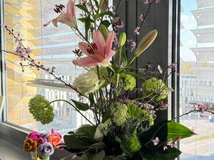 Blumengesteck auf einem Fensterbrett.