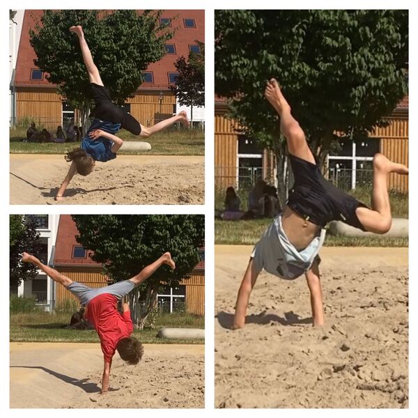 Collage aus 3 Fotos. Pro Foto: Ein Jugendlicher/Kind in der Bewegung beim Handstand. Draußen bei Sonne im Sand.