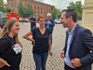 Drauen auf dem Platz vor dem Brandenburger Tor. OB Kandidat im Gespräch mit einer Frau von der AWO Junge Plattform.