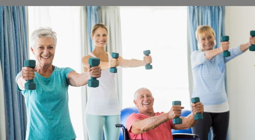 4 Menschen machen Sport, ein Sportler sitzt im Rollstuhl