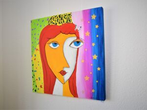 Moderne Kunst. Bild: Frauenkopf, mitt langen roten Haaren, rote Lippen, blaue große Augen. Ein Auge ist entrückt. Ein kleiner Schmetterling im Haar. Der Hintergrund ist sehr bunt mit gelben Sternen die fallen.